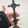 Krzyż stojący metalowy crucyfiks czarny ze złotym antyk 24 cm