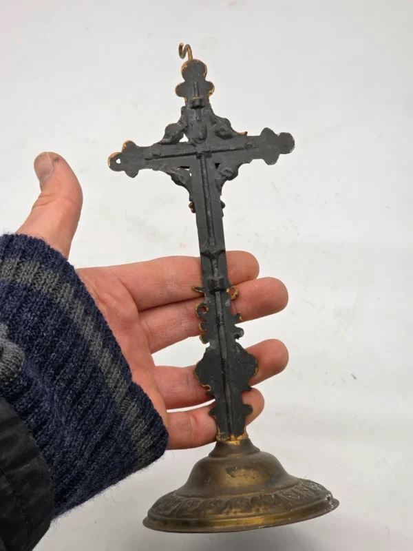 Krzyż stojący metalowy crucyfiks czarny ze złotym antyk 24 cm
