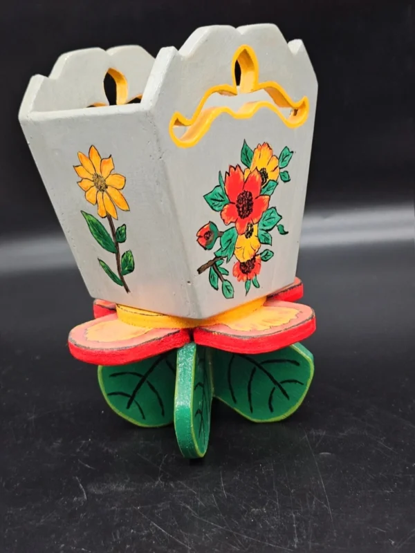 Drewniana ręcznie malowana osłonka na doniczkę folk art