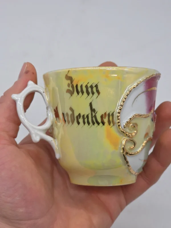 Kolekcjonerska filiżanka ze spodkiem porcelana relief Zum Andenken pamiątkowa