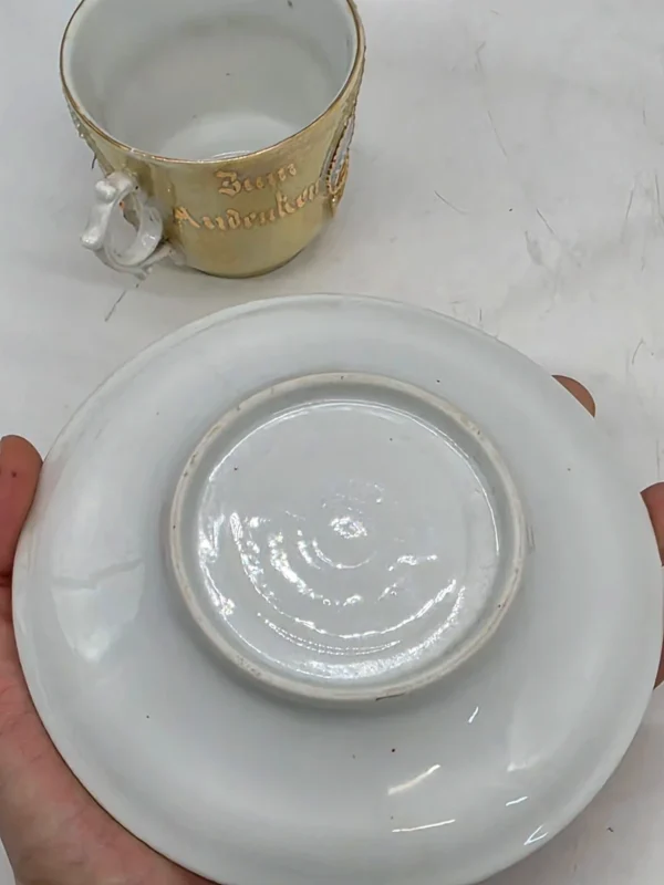 Kolekcjonerska filiżanka ze spodkiem porcelana relief Zum Andenken pamiątkowa