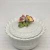 Ceramiczna biała bonboniera misa z pokrywką dekoracja kwiaty 3D