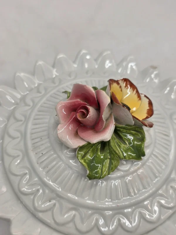 Ceramiczna biała bonboniera misa z pokrywką dekoracja kwiaty 3D