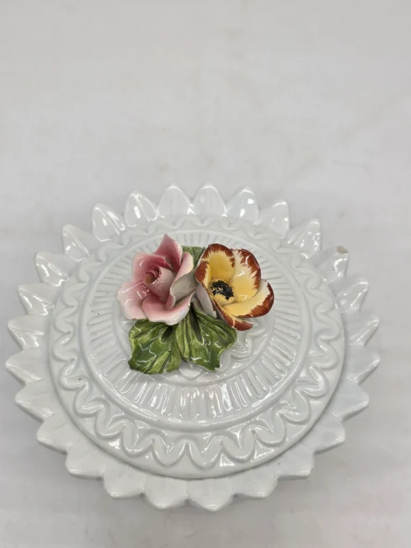 Ceramiczna biała bonboniera misa z pokrywką dekoracja kwiaty 3D