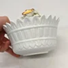 Ceramiczna biała bonboniera misa z pokrywką dekoracja kwiaty 3D