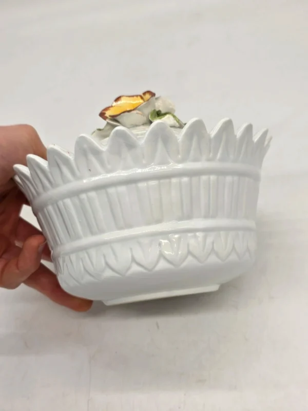Ceramiczna biała bonboniera misa z pokrywką dekoracja kwiaty 3D