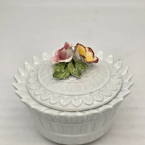 Ceramiczna biała bonboniera misa z pokrywką dekoracja kwiaty 3D
