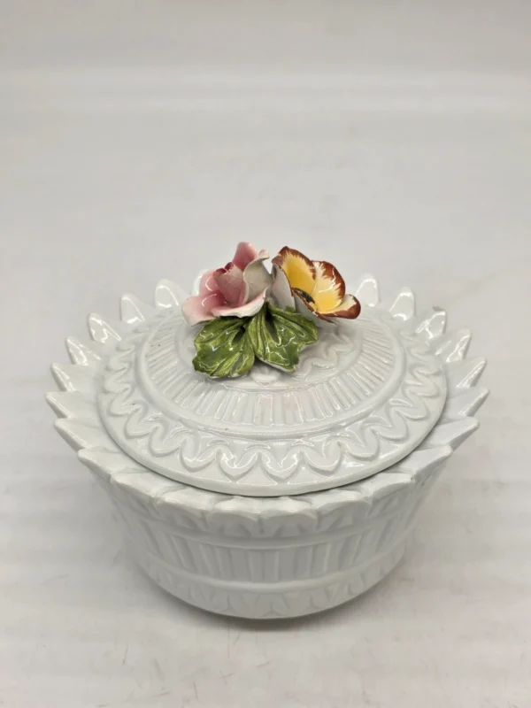 Ceramiczna biała bonboniera misa z pokrywką dekoracja kwiaty 3D
