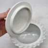 Ceramiczna biała bonboniera misa z pokrywką dekoracja kwiaty 3D