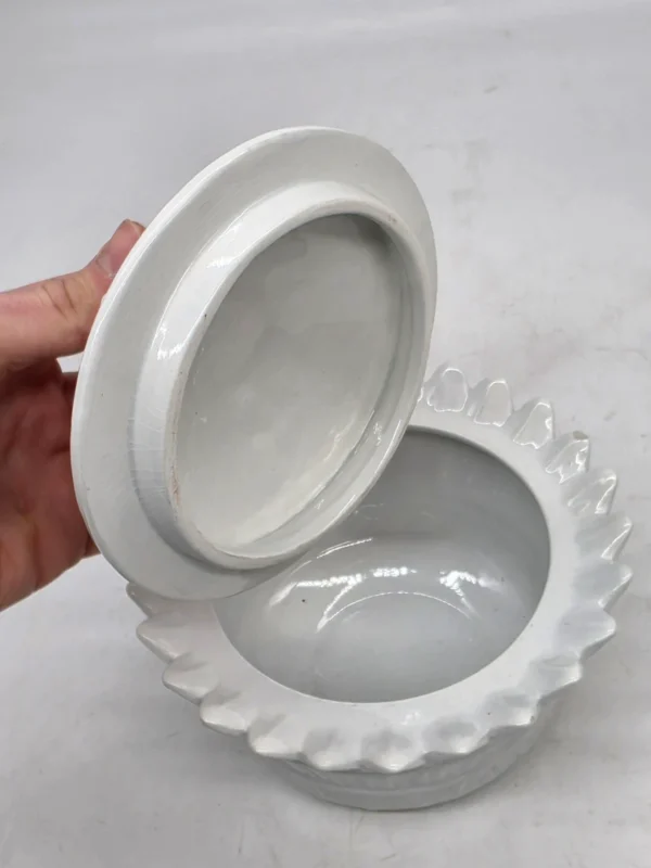 Ceramiczna biała bonboniera misa z pokrywką dekoracja kwiaty 3D