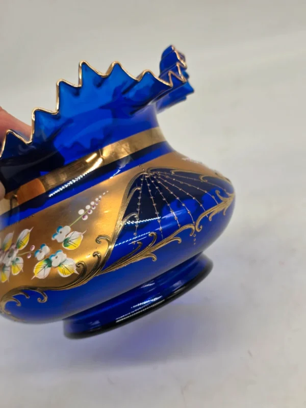 Wazon patera szkło kobaltowe Bohemia złocenia wysoka emalia kwiaty 20 cm