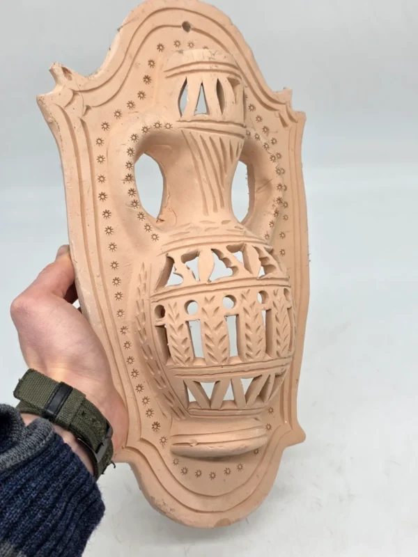 Dekoracyjna płaskorzeźba ścienna amfora terakota ażur 38x22 cm