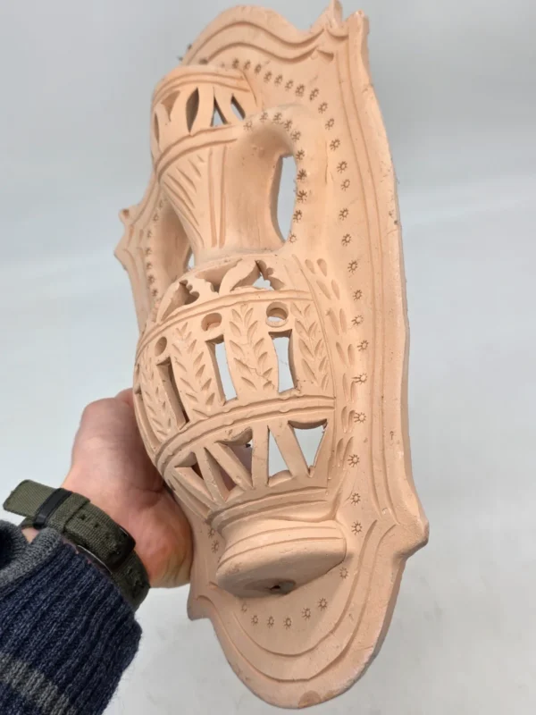 Dekoracyjna płaskorzeźba ścienna amfora terakota ażur 38x22 cm