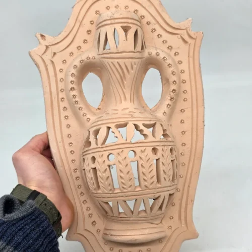 Dekoracyjna płaskorzeźba ścienna amfora terakota ażur 38x22 cm