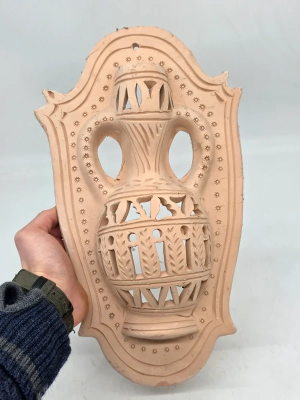 Dekoracyjna płaskorzeźba ścienna amfora terakota ażur 38x22 cm