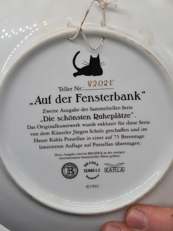 Talerz kolekcjonerski Kahla koty Jürgen Scholz Na parapecie 20 cm
