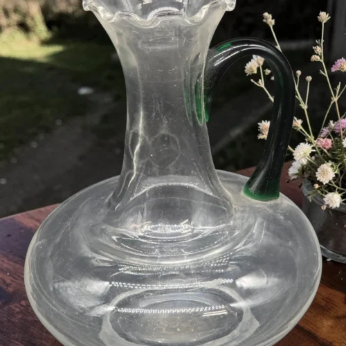 Szklana karafka artystyczna z zielonym uchem i falbanką 24 cm