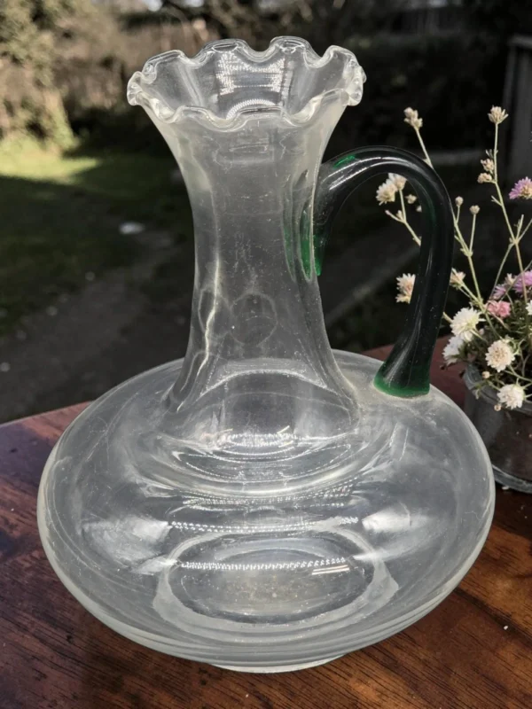 Szklana karafka artystyczna z zielonym uchem i falbanką 24 cm