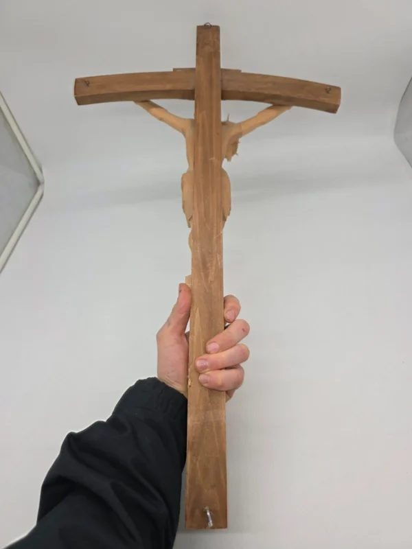 Duży drewniany krzyż rzeźba Chrystusa rękodzieło ludowe 72 cm