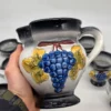 Ceramiczny zestaw do wina Ascona dzbanek i 6 kubków relief winogrona