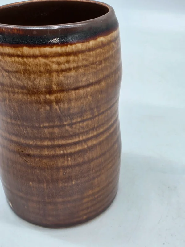 Niemiecki kufel ceramiczny vintage studio pottery brązowy 15 cm