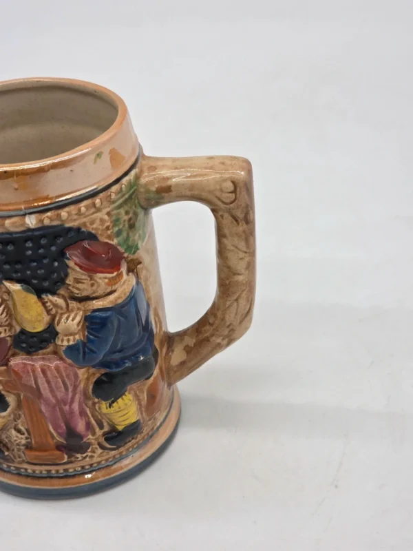 Ceramiczny kufel biesiadny scenka rodzajowa relief vintage 11 cm