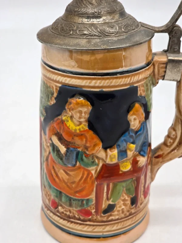 Kolekcjonerski kufel ceramiczny z klapką biesiada relief 19 cm