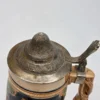 Kolekcjonerski kufel ceramiczny z klapką biesiada relief 19 cm