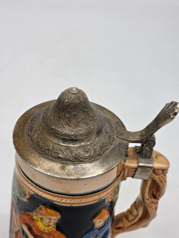 Kolekcjonerski kufel ceramiczny z klapką biesiada relief 19 cm