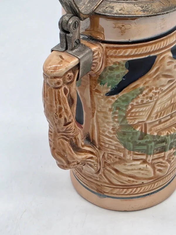 Kolekcjonerski kufel ceramiczny z klapką biesiada relief 19 cm