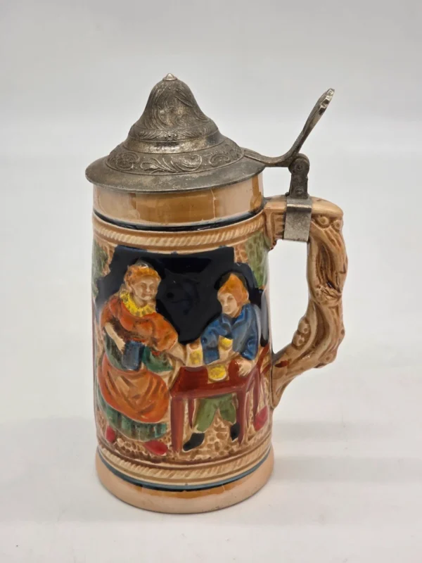 Kolekcjonerski kufel ceramiczny z klapką biesiada relief 19 cm