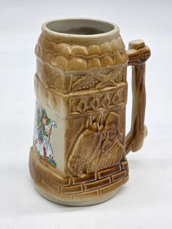 Kufel ceramiczny WF Frontenhausen 1985 relief wędrowiec 17 cm