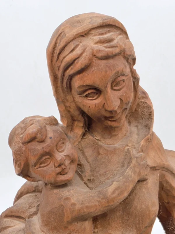 Drewniana rzeźba Madonna z Dzieciątkiem rękodzieło figura 42 cm