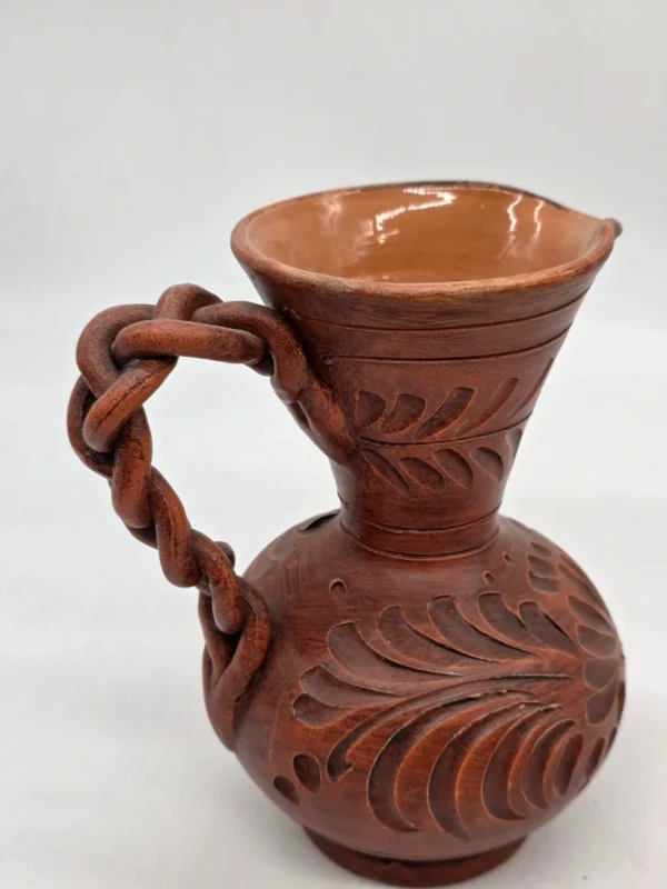 Ręcznie rzeźbiony dzbanek ceramiczny warkoczowe ucho studio pottery 21 cm