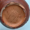 Ręcznie rzeźbiony dzbanek ceramiczny warkoczowe ucho studio pottery 21 cm