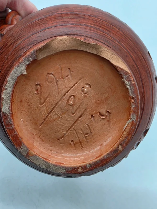 Ręcznie rzeźbiony dzbanek ceramiczny warkoczowe ucho studio pottery 21 cm
