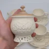 Serwis kawowy Villa Loca 6 osób kremowy ażurowy Shabby Chic