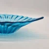 Skandynawska patera szklana Handcraft duży niebieski liść 33x23 cm