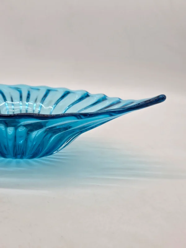 Skandynawska patera szklana Handcraft duży niebieski liść 33x23 cm