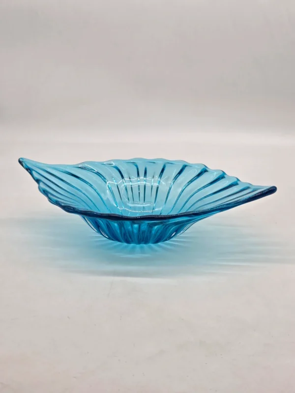Skandynawska patera szklana Handcraft duży niebieski liść 33x23 cm