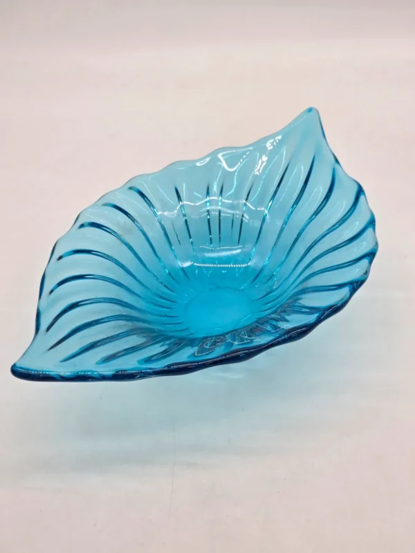 Skandynawska patera szklana Handcraft duży niebieski liść 33x23 cm