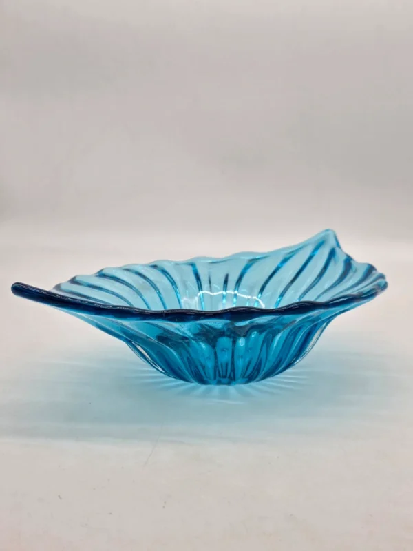Skandynawska patera szklana Handcraft duży niebieski liść 33x23 cm