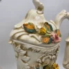 Ogromny dzban Capodimonte Włochy rzeźbiona ceramika kwiaty 48 cm