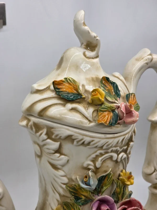 Ogromny dzban Capodimonte Włochy rzeźbiona ceramika kwiaty 48 cm