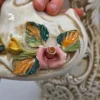 Ogromny dzban Capodimonte Włochy rzeźbiona ceramika kwiaty 48 cm