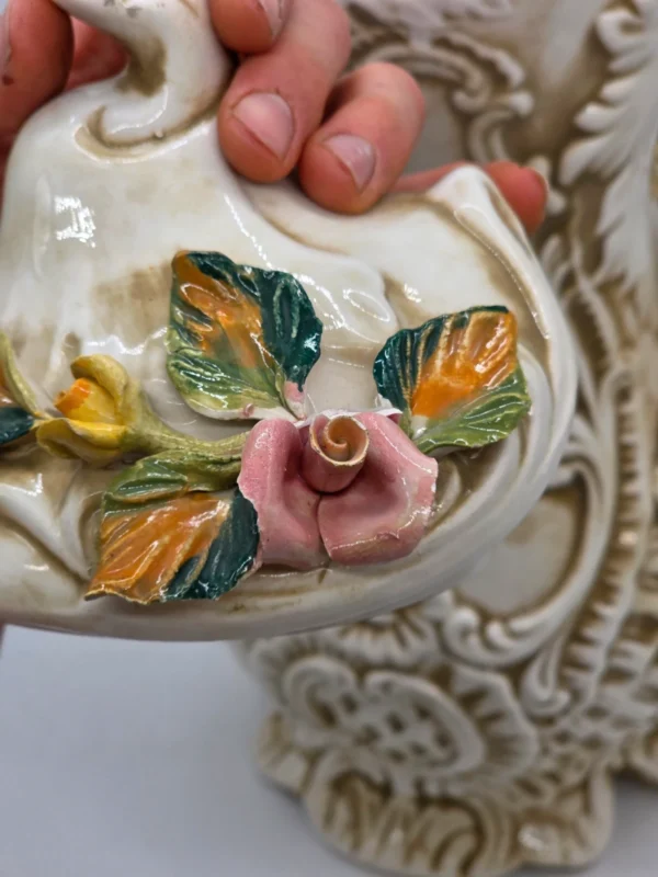 Ogromny dzban Capodimonte Włochy rzeźbiona ceramika kwiaty 48 cm