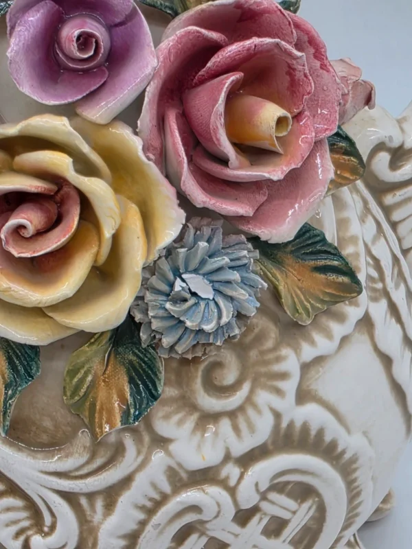 Ogromny dzban Capodimonte Włochy rzeźbiona ceramika kwiaty 48 cm