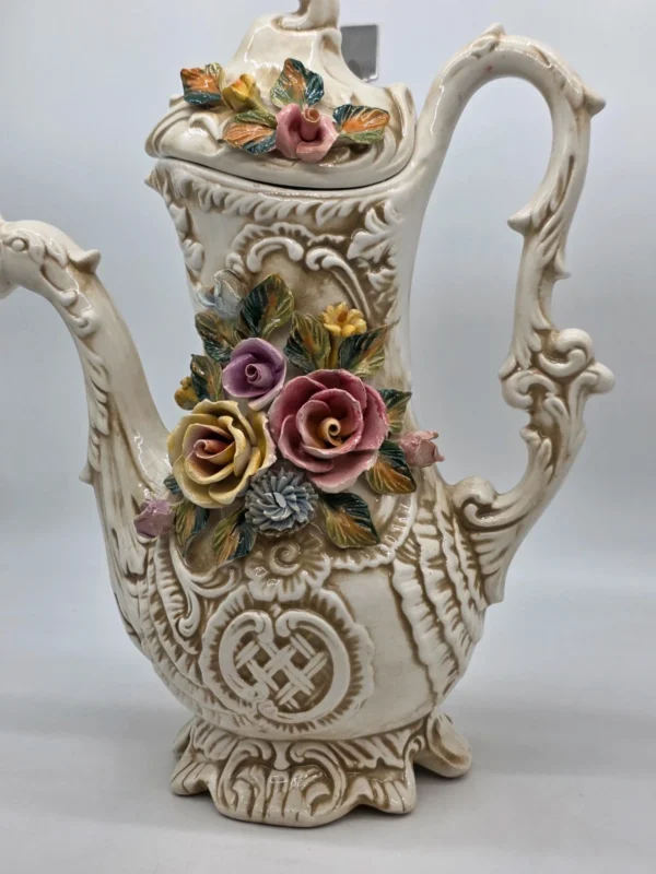 Ogromny dzban Capodimonte Włochy rzeźbiona ceramika kwiaty 48 cm