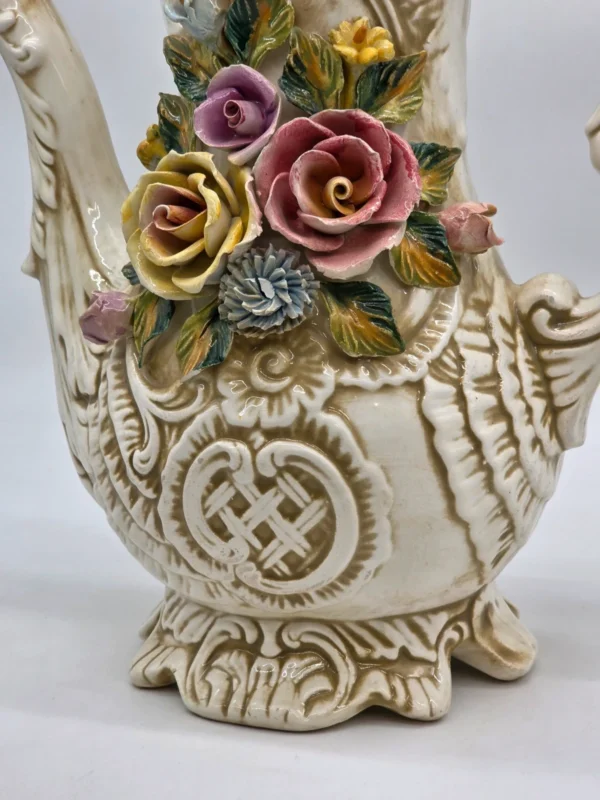 Ogromny dzban Capodimonte Włochy rzeźbiona ceramika kwiaty 48 cm