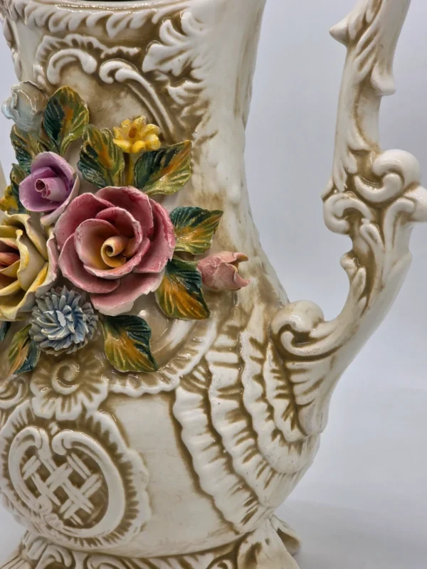 Ogromny dzban Capodimonte Włochy rzeźbiona ceramika kwiaty 48 cm